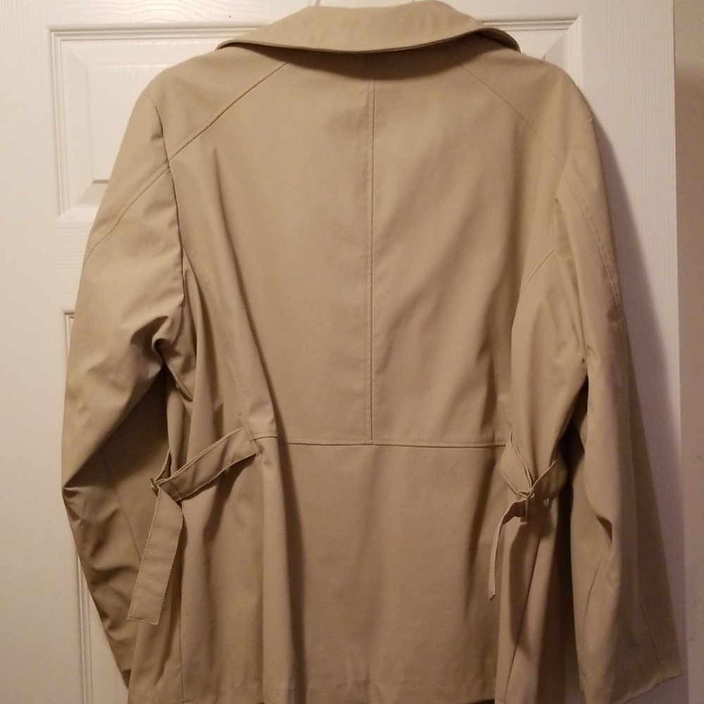 Spring like rain jacket - Picture 3 of 3